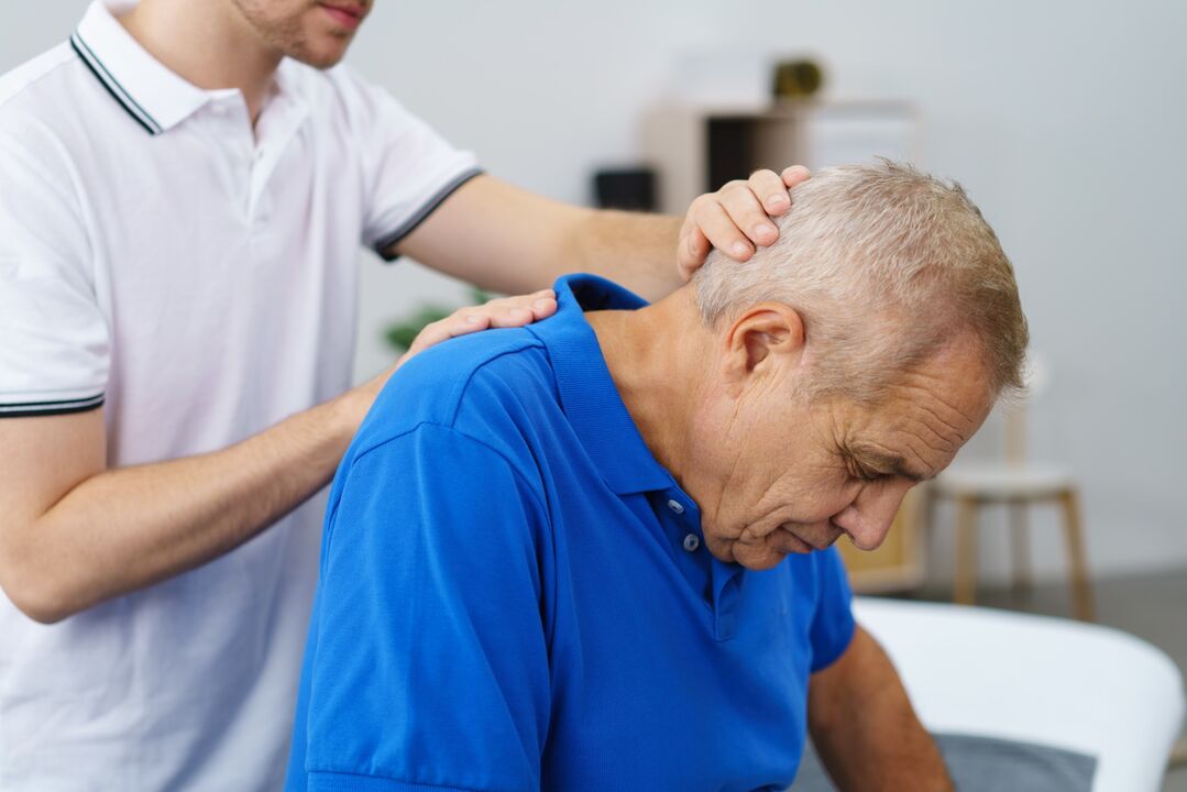 Gimnasia terapéutica bajo la dirección de un entrenador de osteocondrosis cervical.